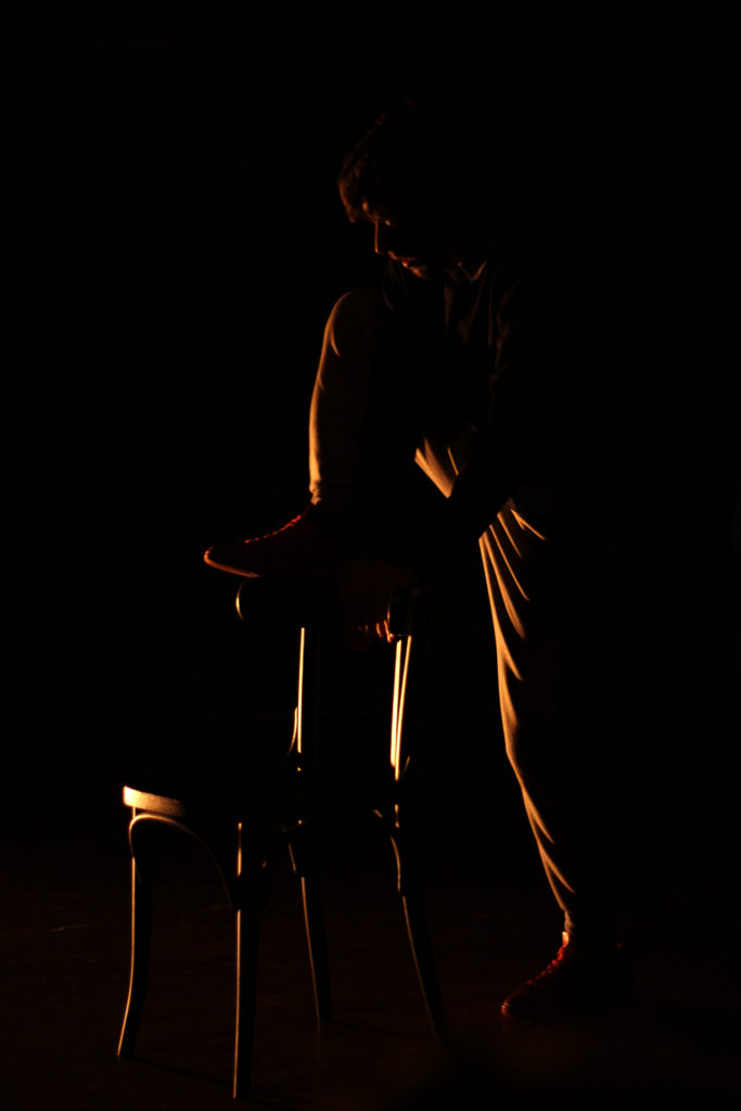 Texte et Jeu: Adrien ZUMTHOR 
Conception costume: Estelle BOUL et Ludivine ROUX 
Conception lumière: Agathe GEOFFROY 
Conception son: Manon AMOR 
