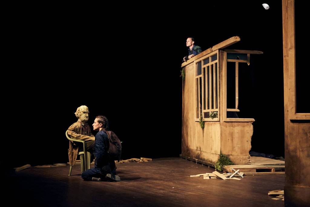 Vert Territoire Bleu, mis en scène par Marion Lévêque, avec Lauriane Mitchell et Hugo Boulonger, lors des Rencontres Jeunes Pousses à la Maison Maria Casarès, le 18 septembre 2022. ©Joseph Banderet