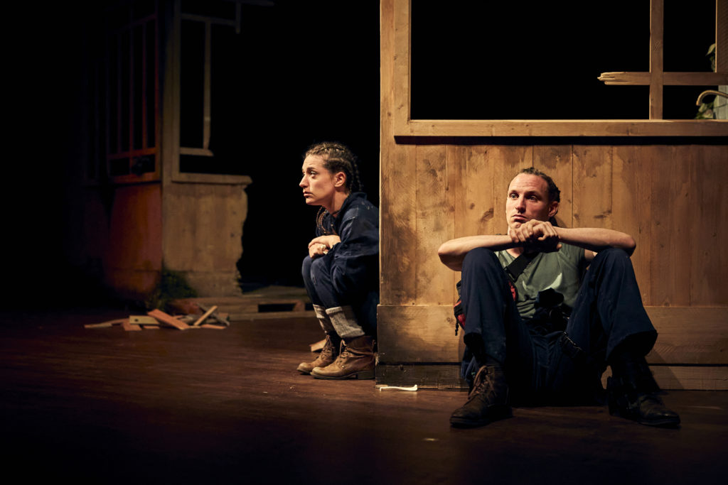 Vert Territoire Bleu, mis en scène par Marion Lévêque, avec Lauriane Mitchell et Hugo Boulonger, lors des Rencontres Jeunes Pousses à la Maison Maria Casarès, le 18 septembre 2022. ©Joseph Banderet