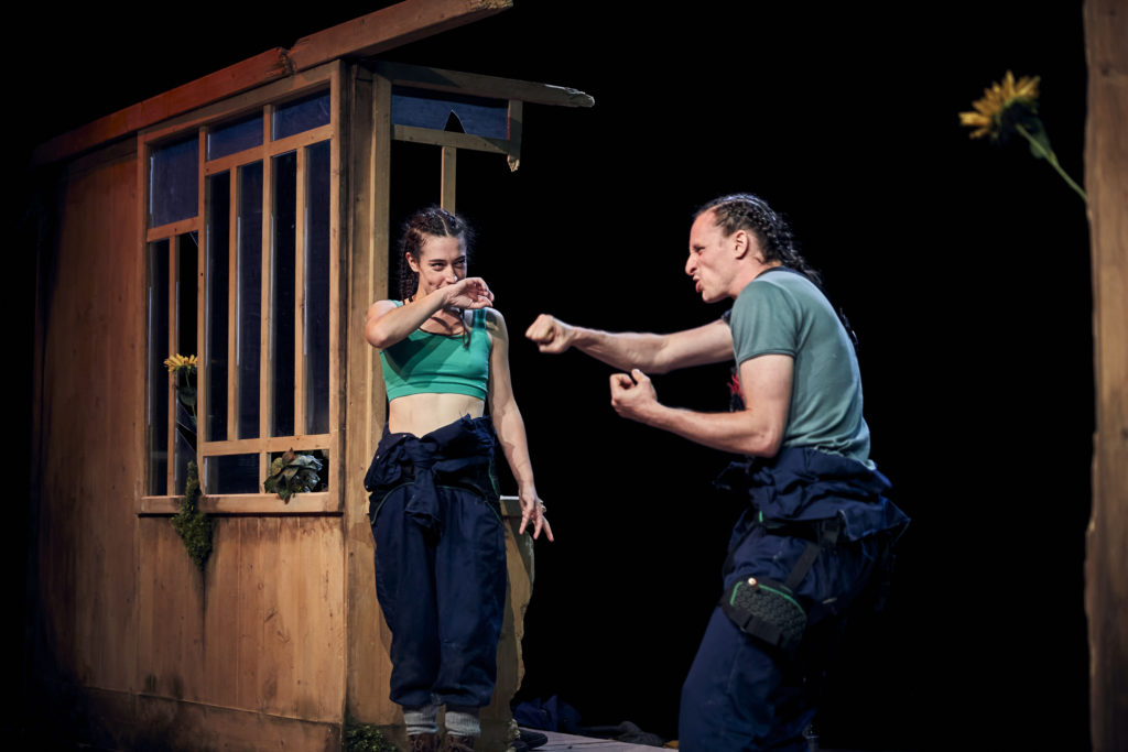 Vert Territoire Bleu, mis en scène par Marion Lévêque, avec Lauriane Mitchell et Hugo Boulonger, lors des Rencontres Jeunes Pousses à la Maison Maria Casarès, le 18 septembre 2022. ©Joseph Banderet